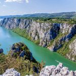 Die Djerdap Gorge im Nationalpark Đerdap in Serbien, bekannt unter „Eisernes Tor", ist ein über 130km langes Tal, durch das sich die Donau schlängelt